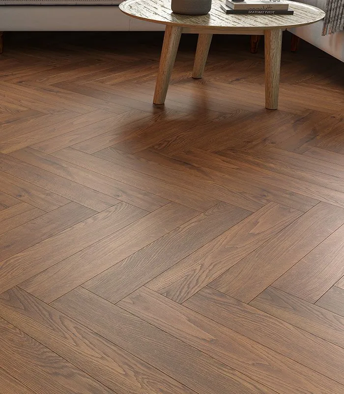 Détail d'un parquet SPC chevron en chêne brun