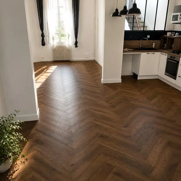 Parquet SPC chevron chêne foncé dans une cuisine ouverte