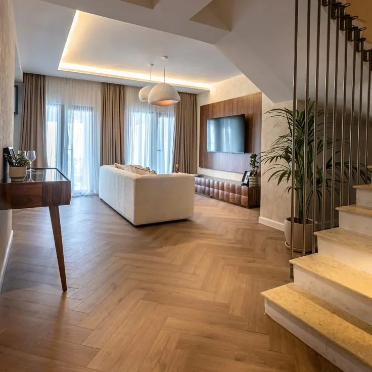 Parquet SPC chevron dans un salon avec escalier