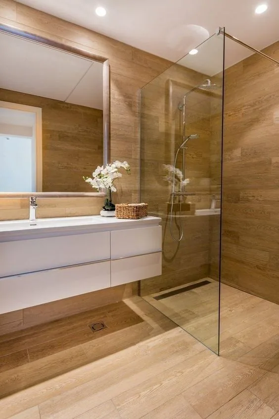 Parquet SPC effet bois dans une salle de bain avec douche italienne